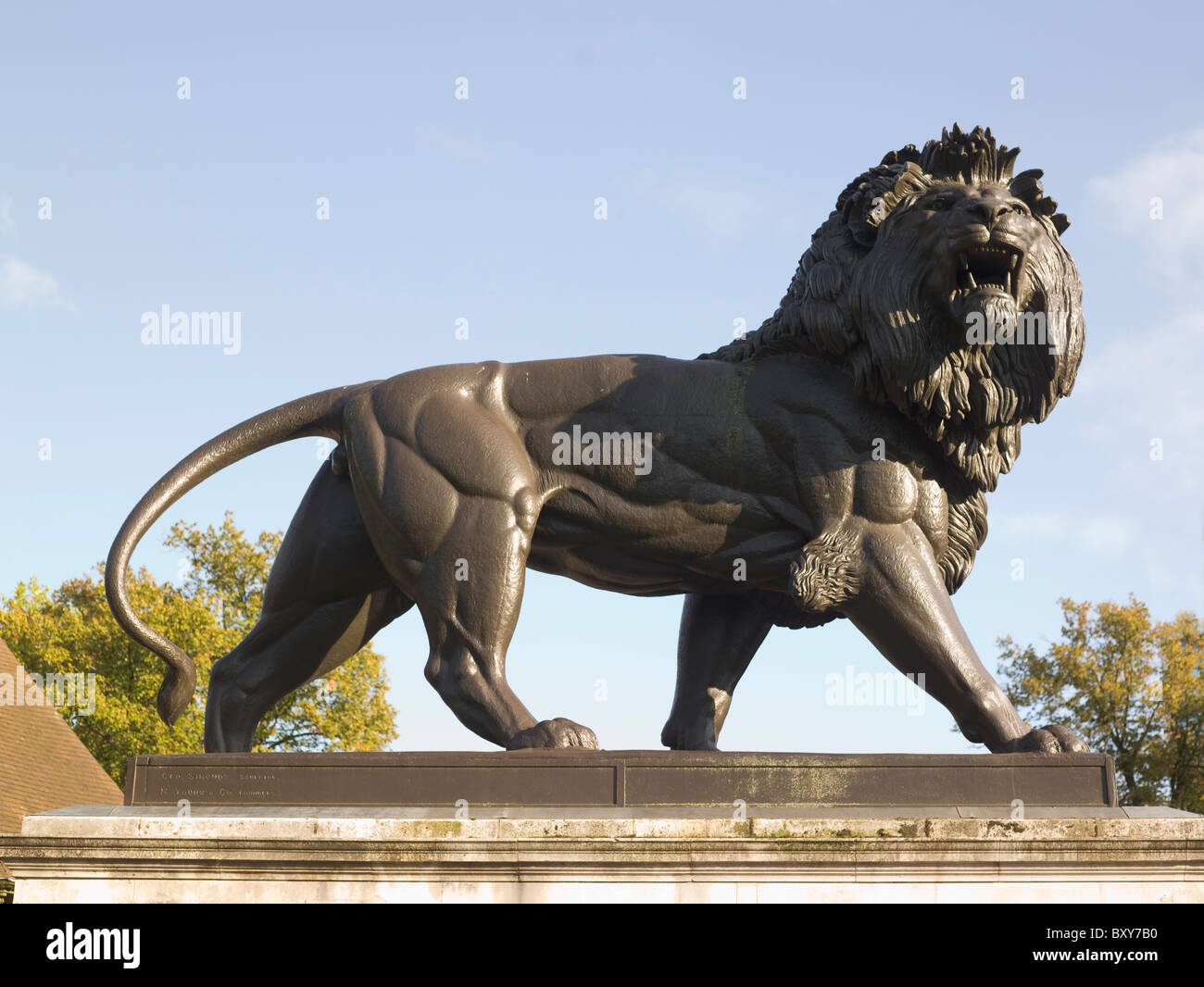 Reading, Berkshire. Forbury Square, Maiwand Denkmal für die afghanische Kampagne von 1880, warf Eisen Statue Löwen 1884-6. Stockfoto