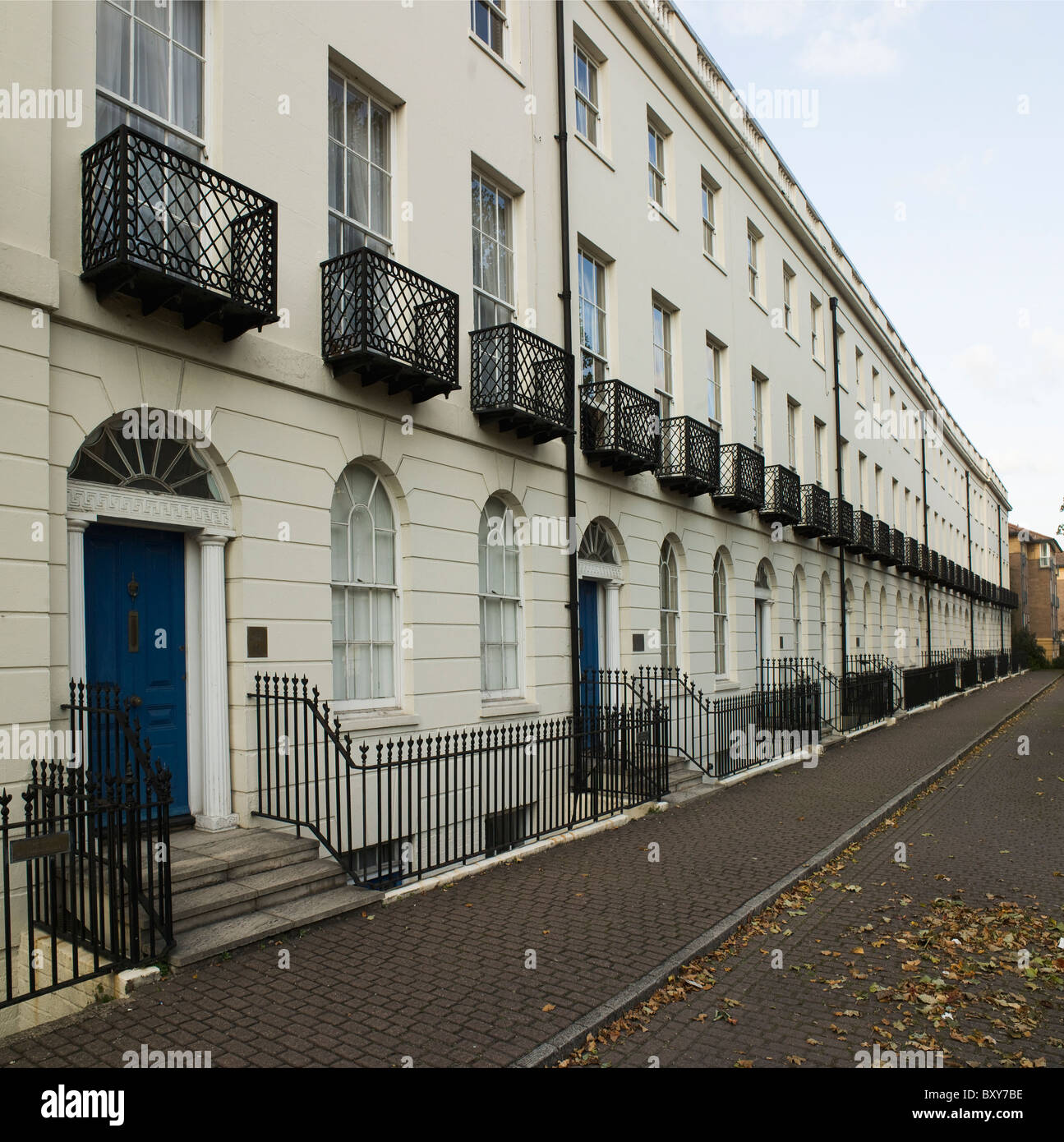 Reading, Berkshire. Albion Terrasse 1825-35. Späten georgischen. Türen mit Oberlichtern und dorischen Säulen, rundköpfigen Windows. Stockfoto