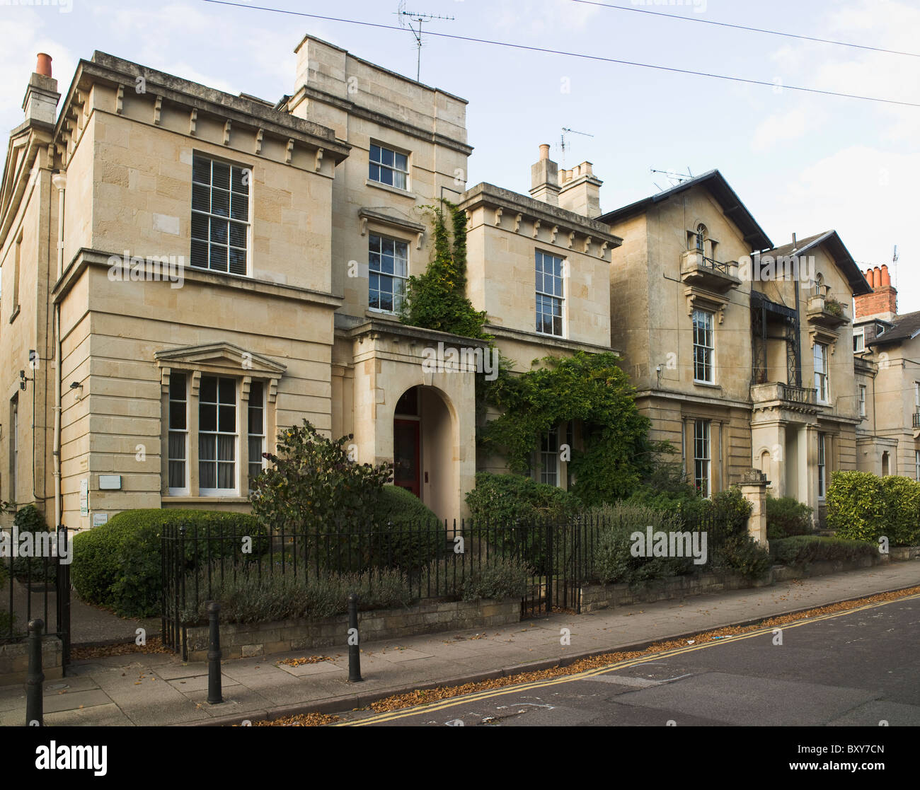 Reading, Berkshire. Eldon Terrasse, mit abwechslungsreichen Stein-fronted Häuser mit Giebeln und Brüstungen. Von Nathaniel Briant 1835-9 Stockfoto