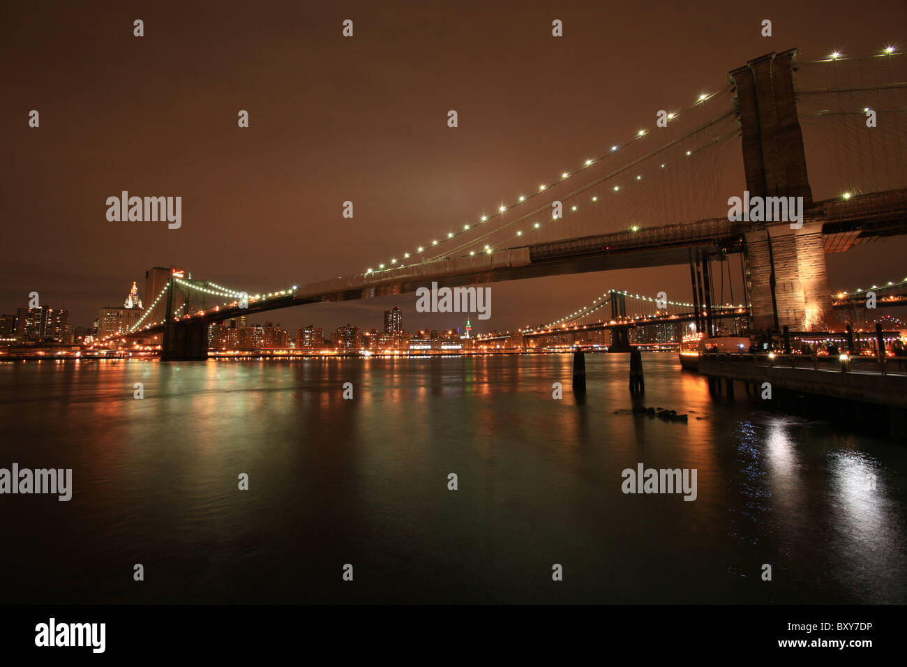 Brooklyn und Manhattan Brücken in der Nacht mit Manhattan im Hintergrund, New York City 2010 Stockfoto