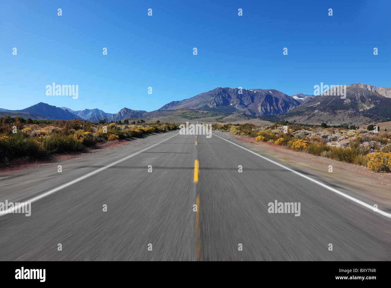 Eine Reise mit hoher Geschwindigkeit durch die bunten Herbst Wüste zu den fernen Bergen Stockfoto