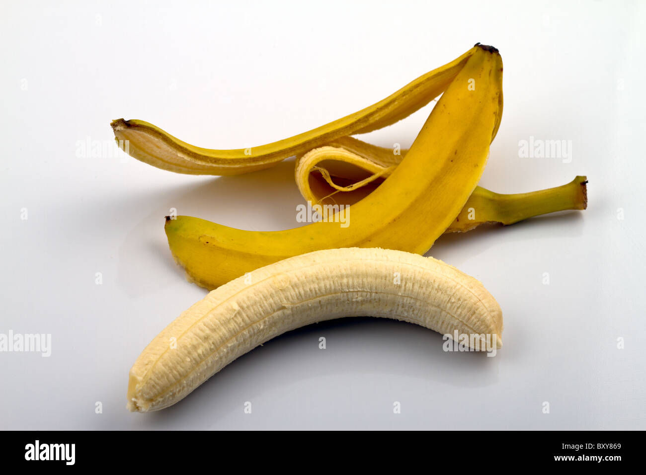 Ein Loch geschälte Banane liegen neben seiner Schale Stockfotografie - Alamy