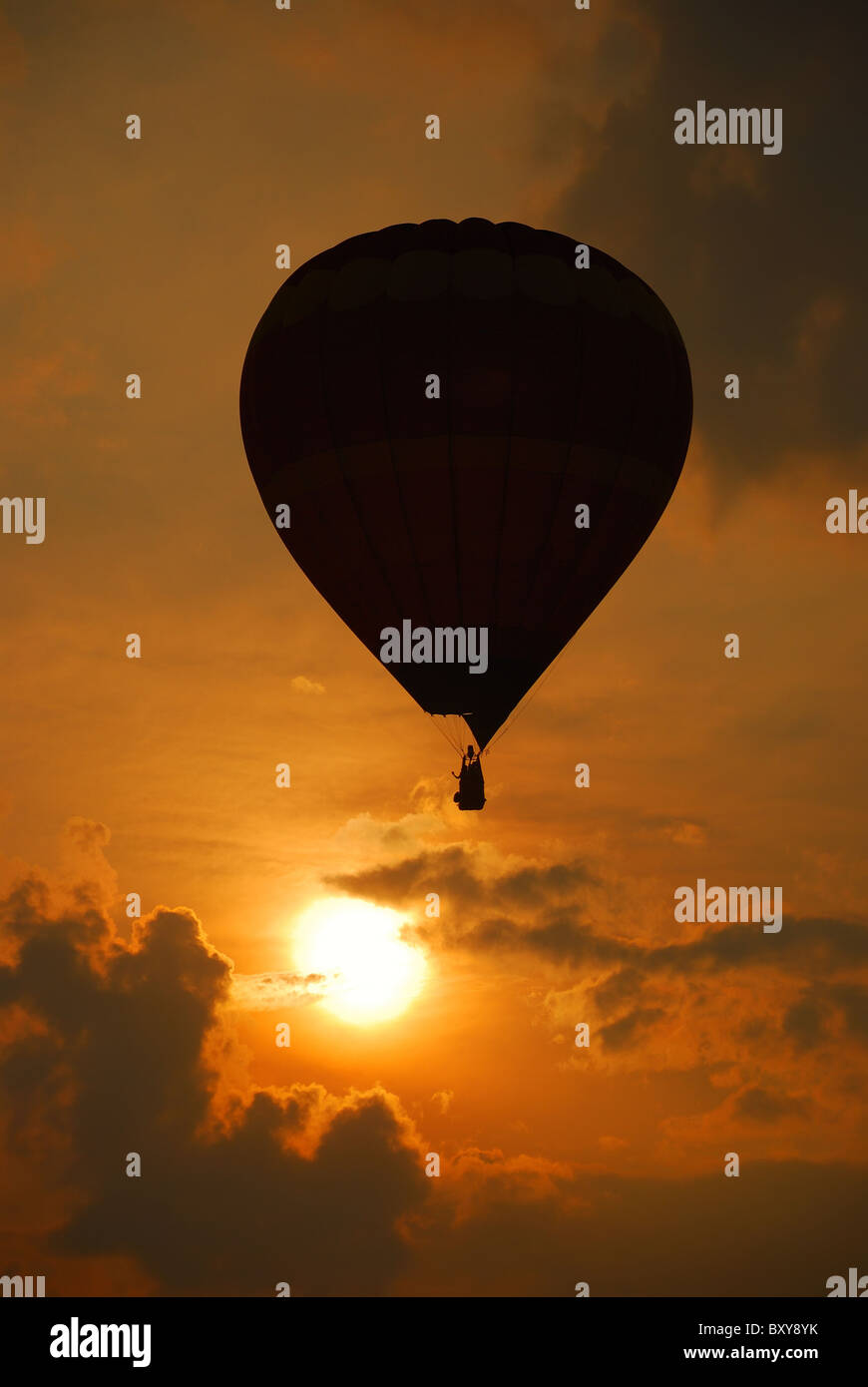 Heiße Ballon fliegen bei Sonnenuntergang mit Cloud in New Jersey heiße Ballon-Festival. Stockfoto