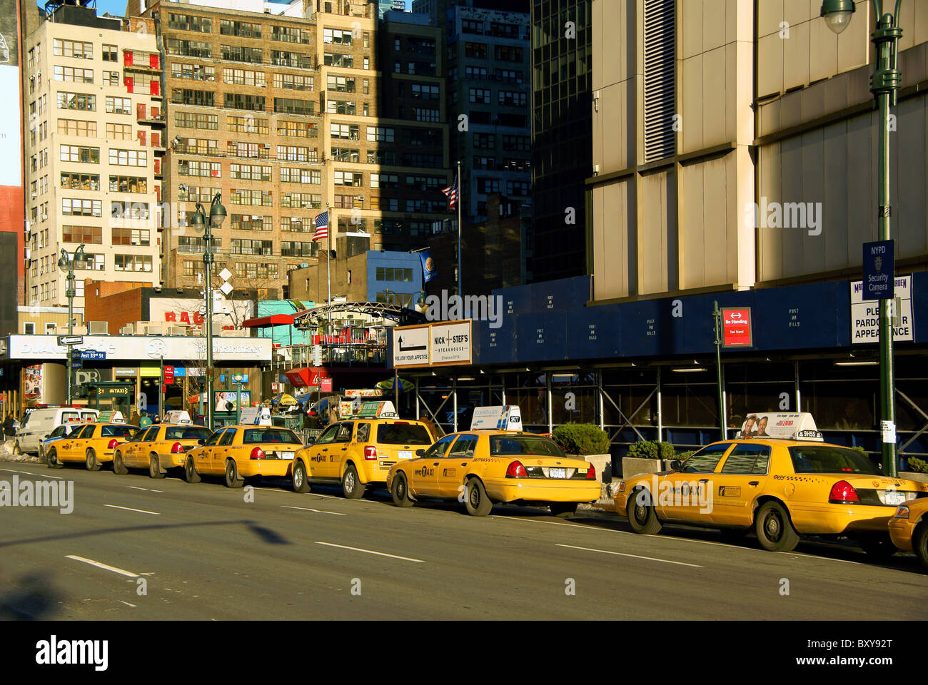 Linie von yellow Cabs wartet auf Kunden von Madison Squre Garden in New York Stockfoto
