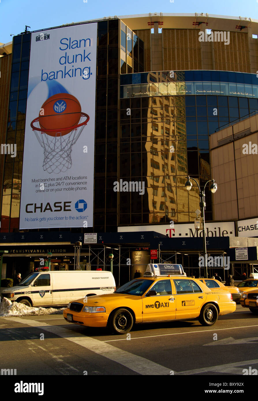 Gelbes Taxi vor Madison Square Garden in New York Stockfoto