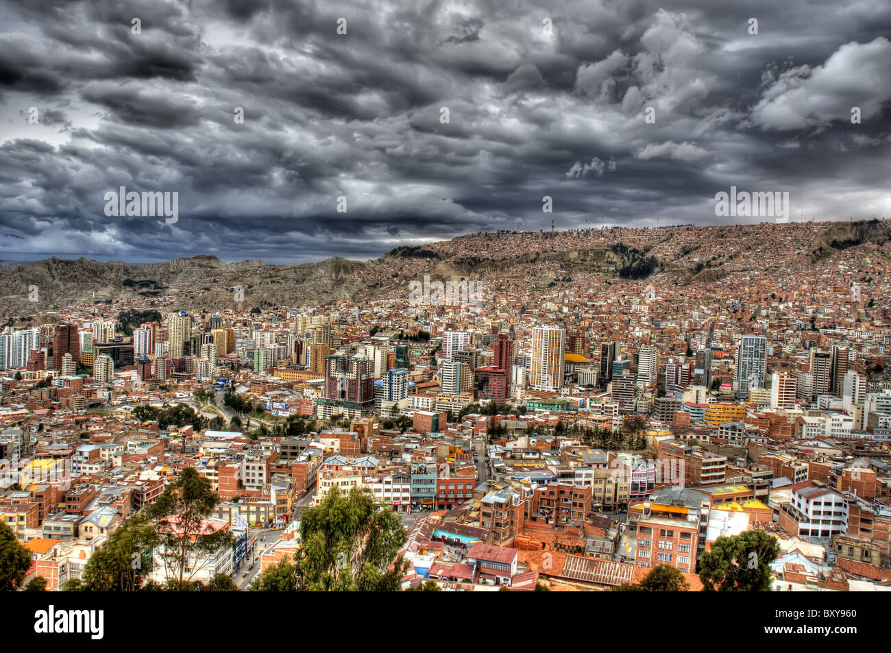 Stürmischer Himmel über La Paz in Bolivien Stockfoto