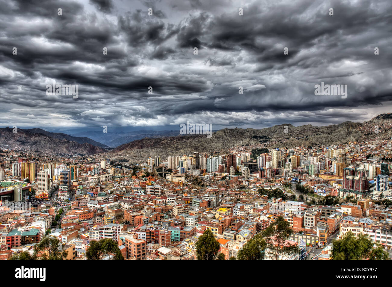 Stürmischer Himmel über La Paz in Bolivien Stockfoto