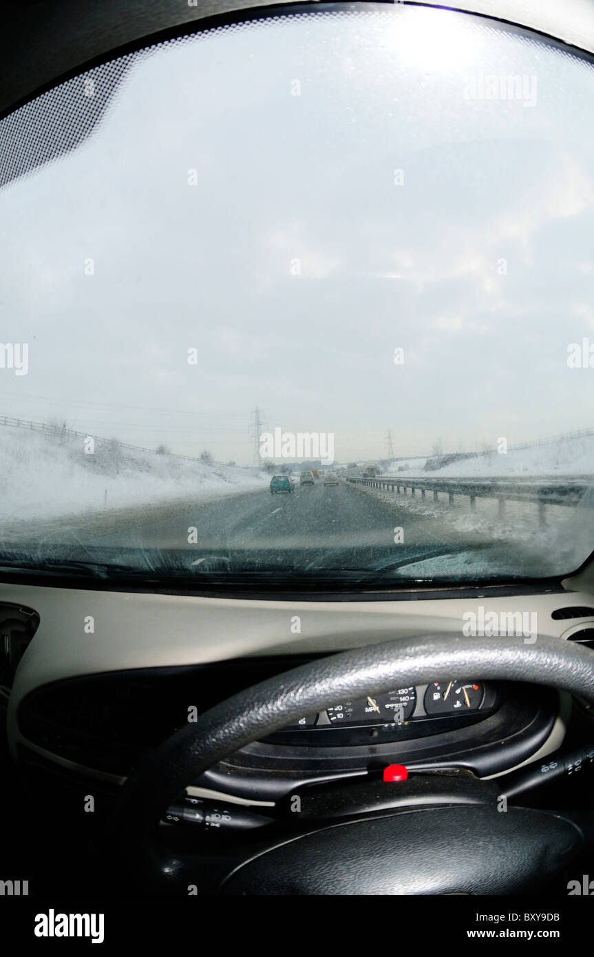 Fahren auf der M11 im Schnee, Fahrer Sicht Stockfoto