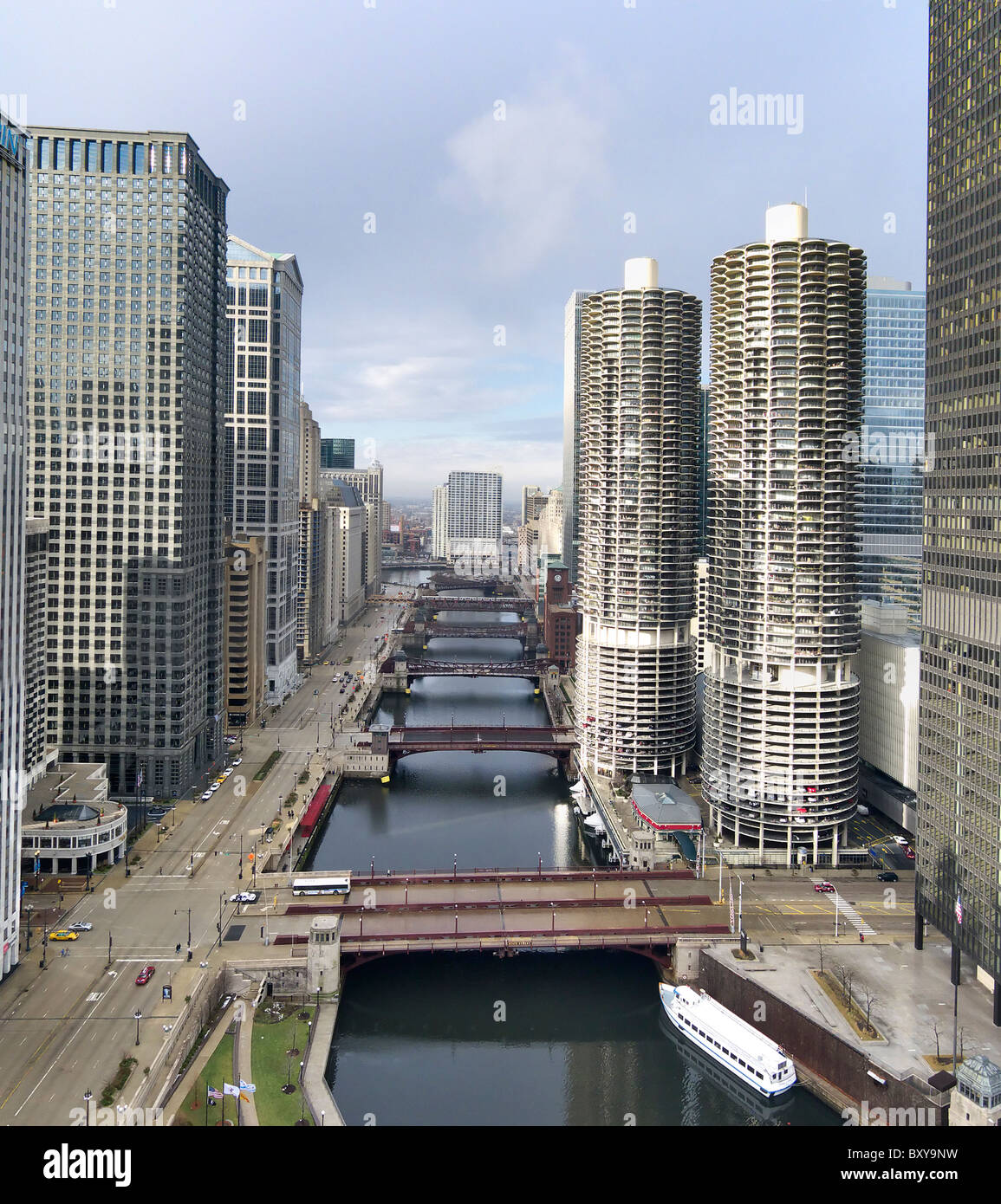 Chicago-USA - Blick nach Westen auf dem Chicago River in der Marina City Towers. Dies ist ein Bild mit hoher Auflösung. Stockfoto