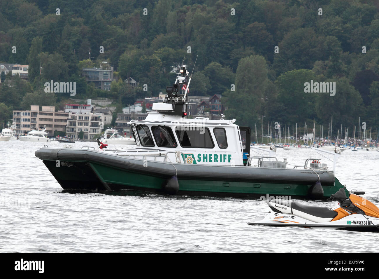 King County Sheriff Polizeiboot patrouillieren See Washington für Seafair 2010. Beachten Sie die High-Tech-schwarze IR-Kamera über dem Radar. Stockfoto