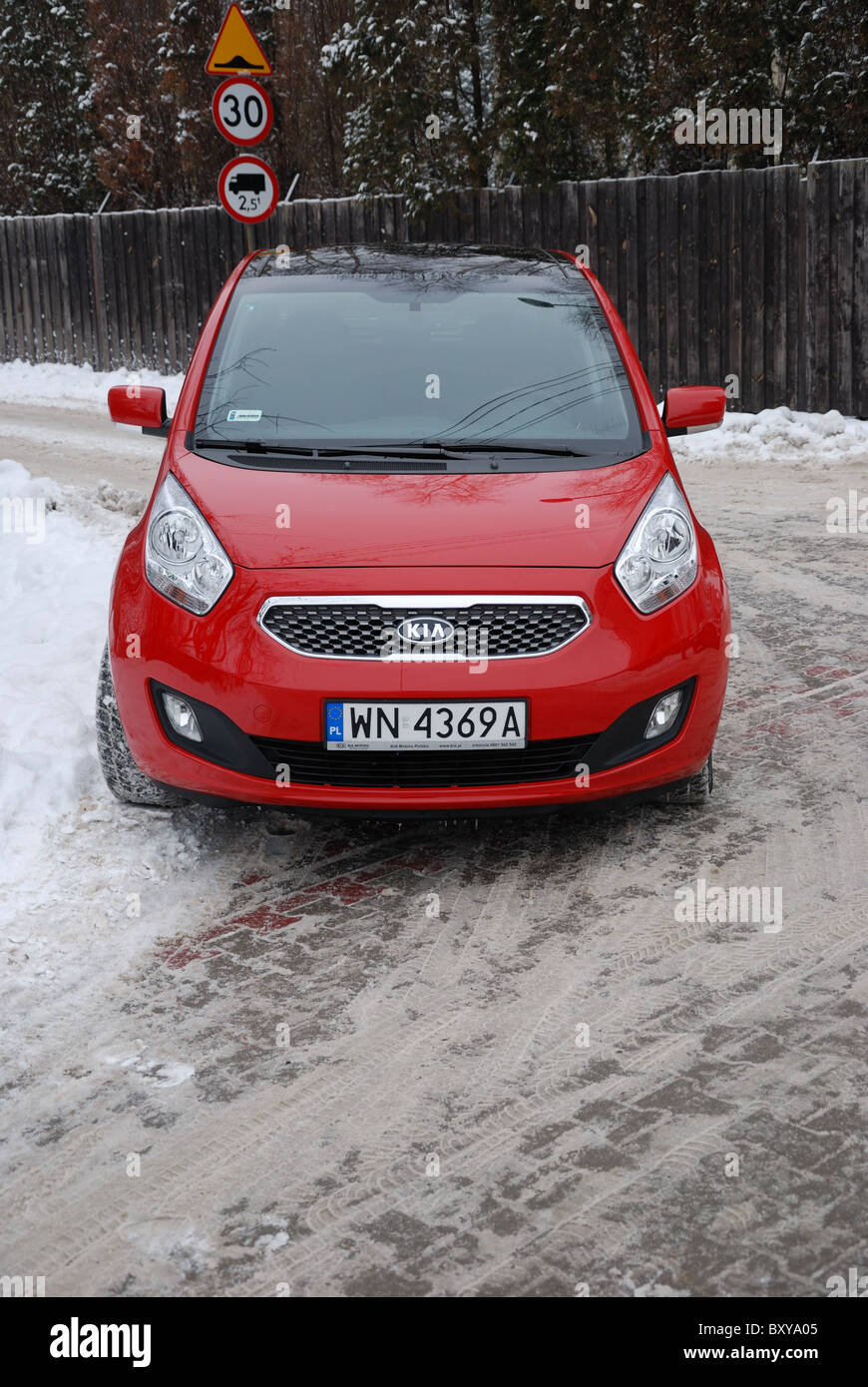 Kia Venga 1.4 XL - meine 2010 - roten - fünf Türen (5D) - kleine beliebte günstige Stadtauto - City, winter Stockfoto