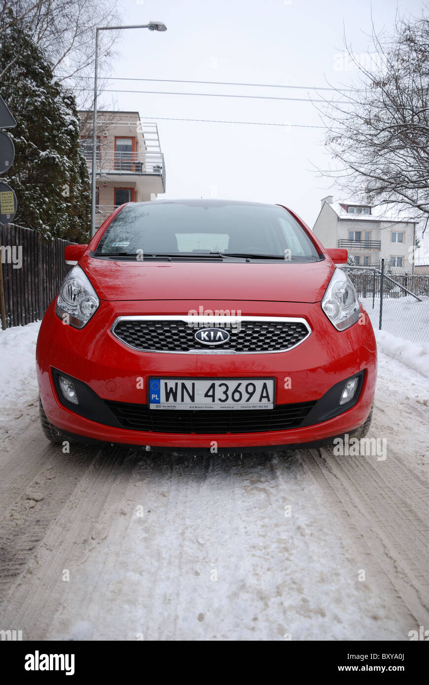 Kia Venga 1.4 XL - meine 2010 - roten - fünf Türen (5D) - kleine beliebte günstige Stadtauto - City, winter Stockfoto