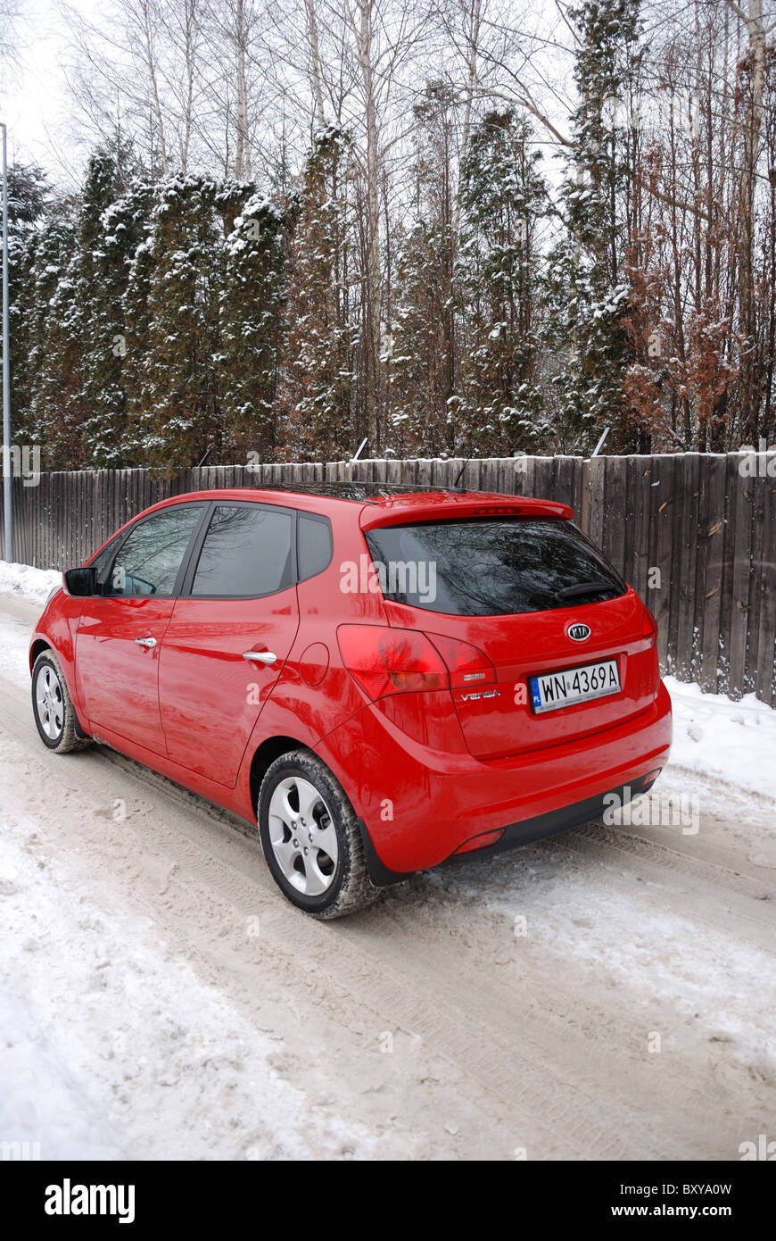 Kia Venga 1.4 XL - meine 2010 - roten - fünf Türen (5D) - kleine beliebte günstige Stadtauto - City, winter Stockfoto