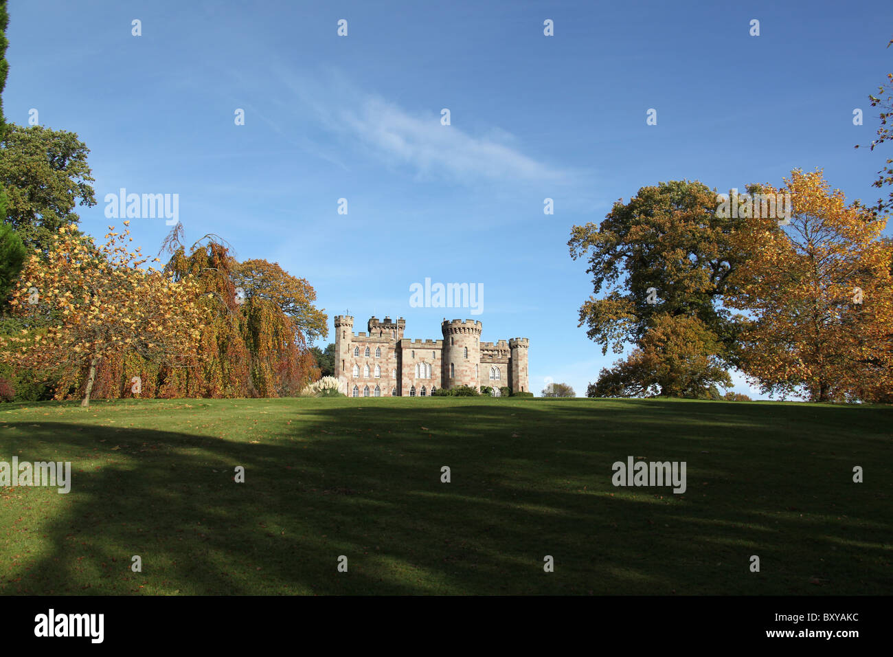 Cholmondeley Schlossgärten. Malerische herbstliche Aussicht auf Cholmondeley Schlossgarten mit dem Schloss im Hintergrund. Stockfoto