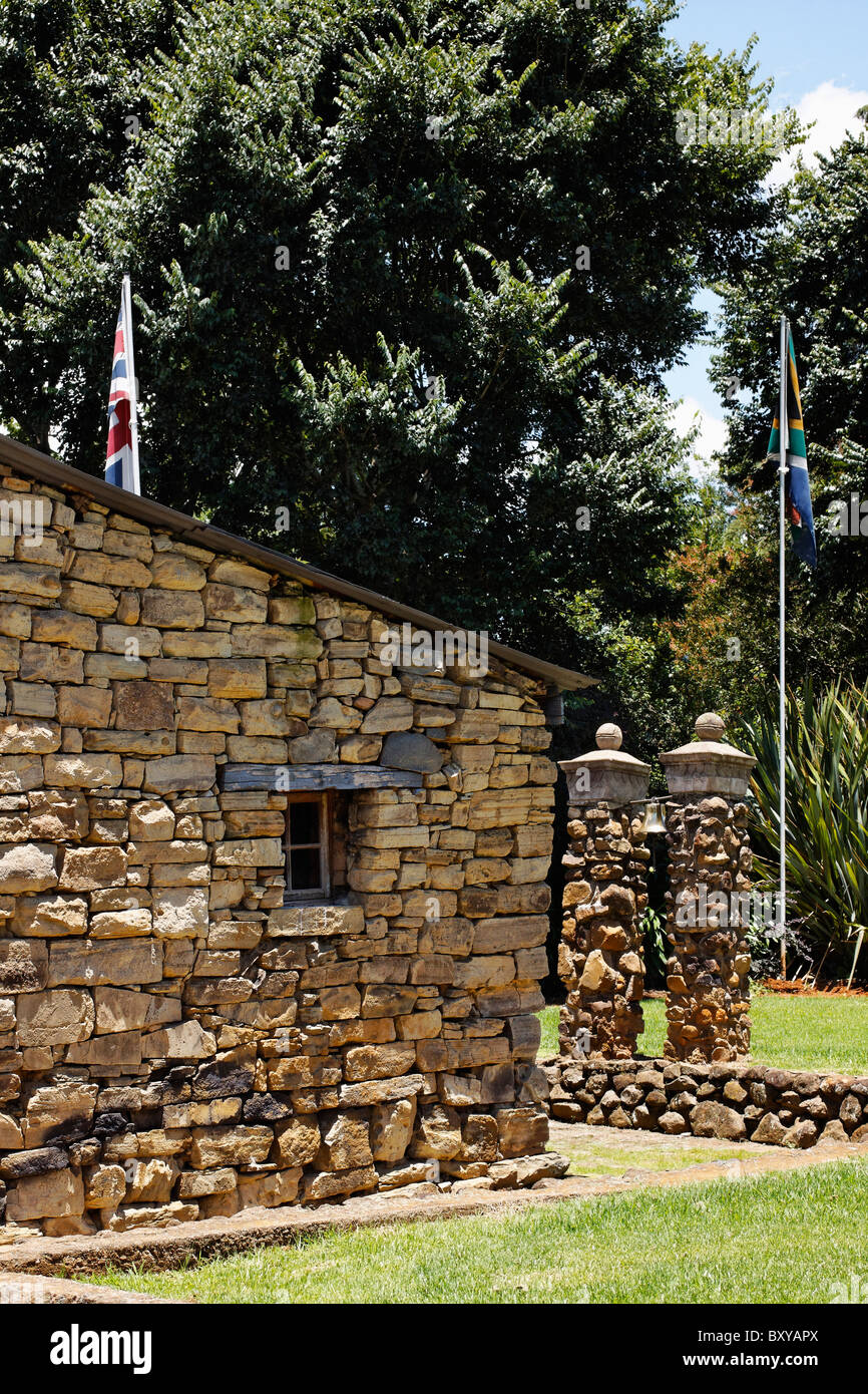 Union Jack und südafrikanischen Flaggen am Fort Nottingham, Midlands, KwaZulu Natal, Südafrika. Stockfoto