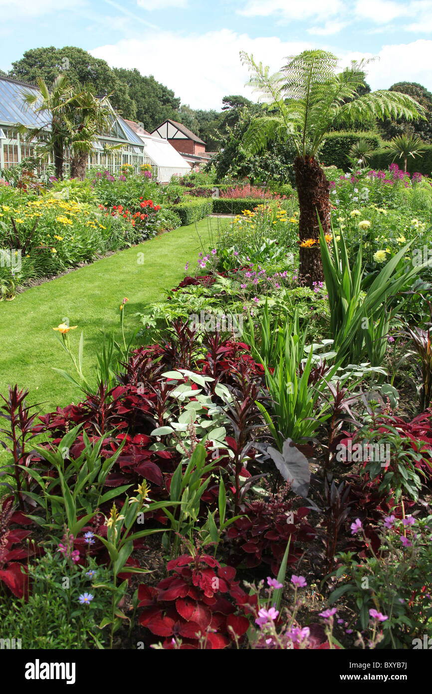 Abbeywood Garten, Cheshire. Malerische Sommer mit Blick auf Abbeywood Garten tropischen Garten der Orangerie im Hintergrund. Stockfoto