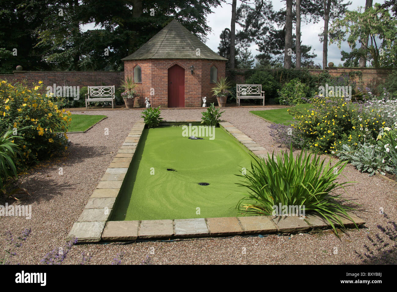 Abbeywood Garten, Cheshire. Malerische Sommer Blick auf Kapelle Abbeywood Garten. Stockfoto