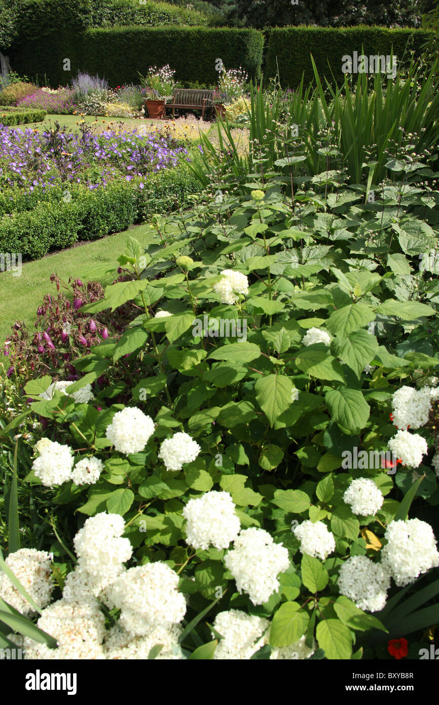 Abbeywood Garten, Cheshire. Malerische Sommer Blick auf Abbeywood Garden Poolgarten. Stockfoto