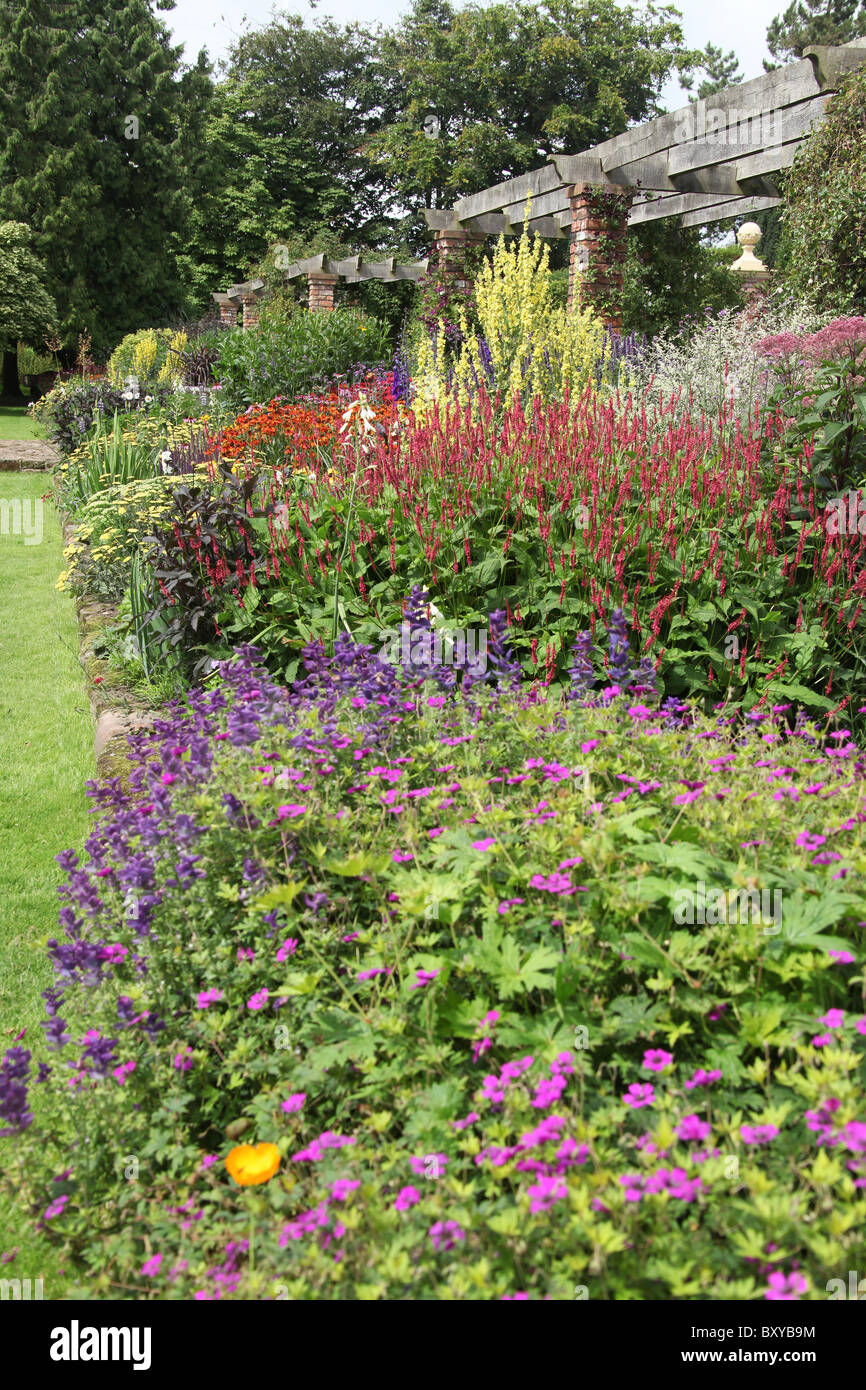 Abbeywood Garten, Cheshire. Malerische Sommer Ansicht der krautige Grenze innerhalb des Gartens Abbeywood Pergola Fuß. Stockfoto