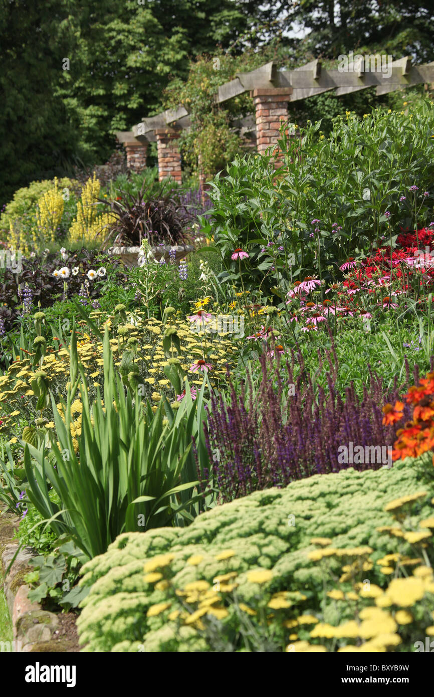 Abbeywood Garten, Cheshire. Malerische Sommer Ansicht der krautige Grenze innerhalb des Gartens Abbeywood Pergola Fuß. Stockfoto