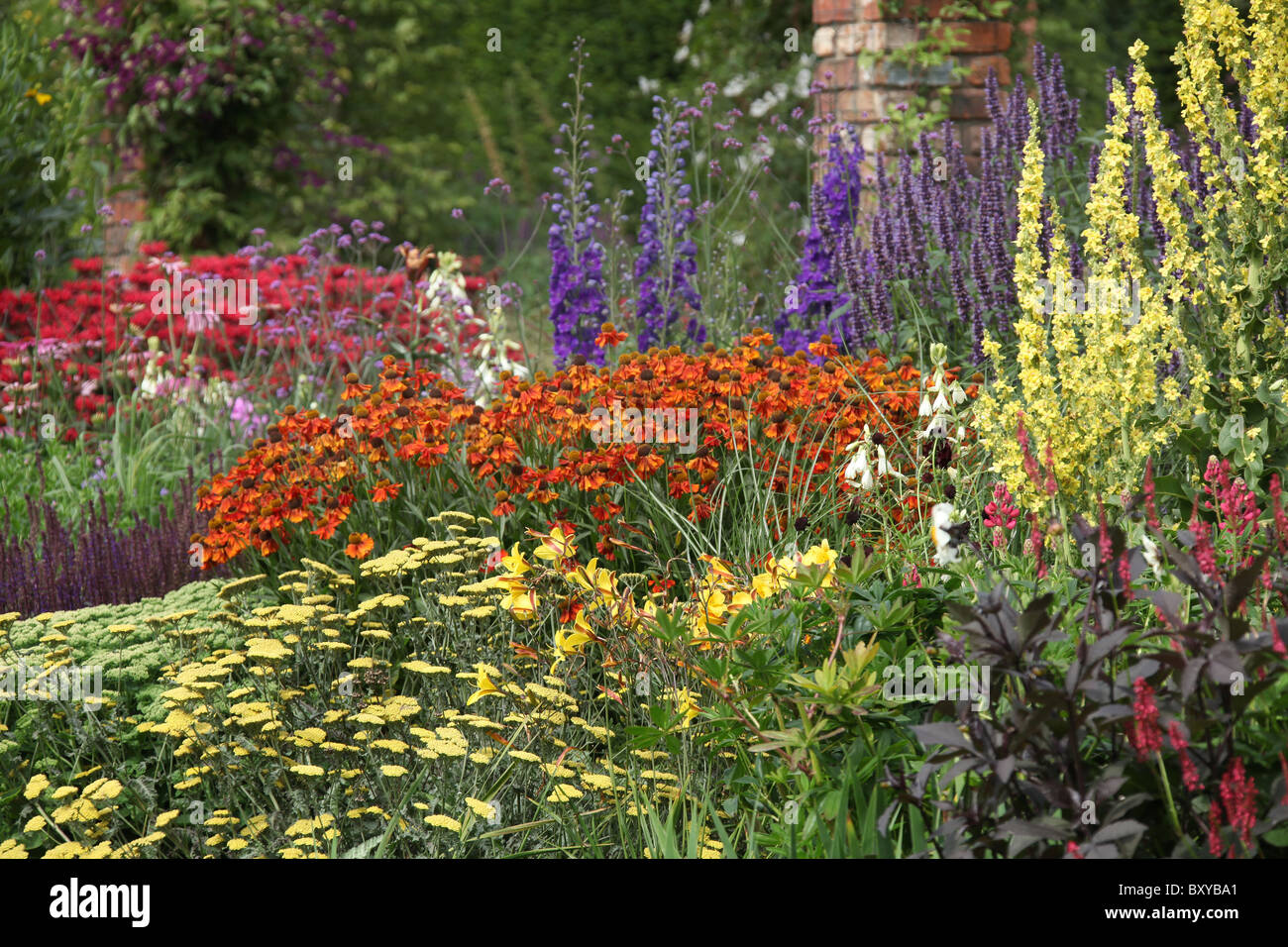 Abbeywood Garten, Cheshire. Malerische Sommer Ansicht der krautige Grenze innerhalb des Gartens Abbeywood Pergola Fuß. Stockfoto