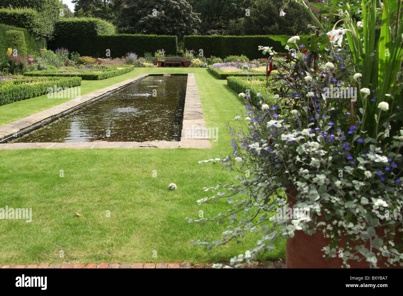 Abbeywood Garten, Cheshire. Malerische Sommer Blick auf Abbeywood Garden Poolgarten. Stockfoto