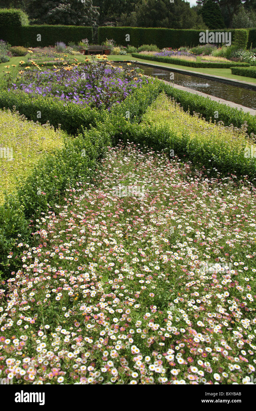 Abbeywood Garten, Cheshire. Malerische Sommer Blick auf die Parterres innerhalb Abbeywood Garden Poolgarten. Stockfoto