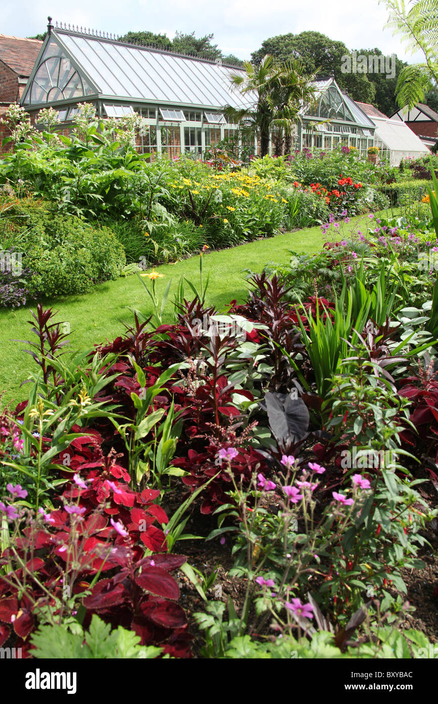 Abbeywood Garten, Cheshire. Malerische Sommer mit Blick auf Abbeywood Garten tropischen Garten der Orangerie im Hintergrund. Stockfoto