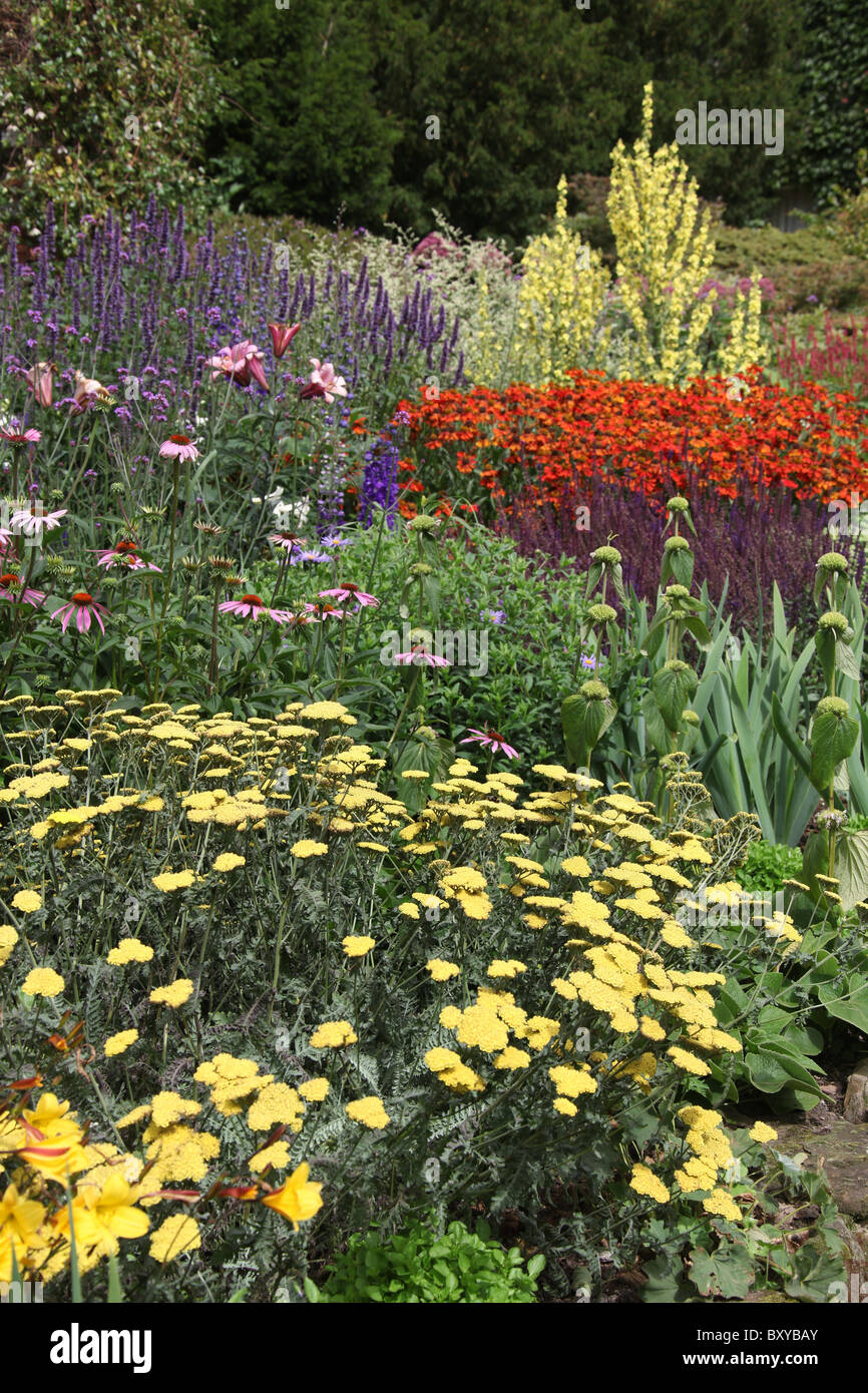 Abbeywood Garten, Cheshire. Malerische Sommer Ansicht der krautige Grenze innerhalb des Gartens Abbeywood Pergola Fuß. Stockfoto