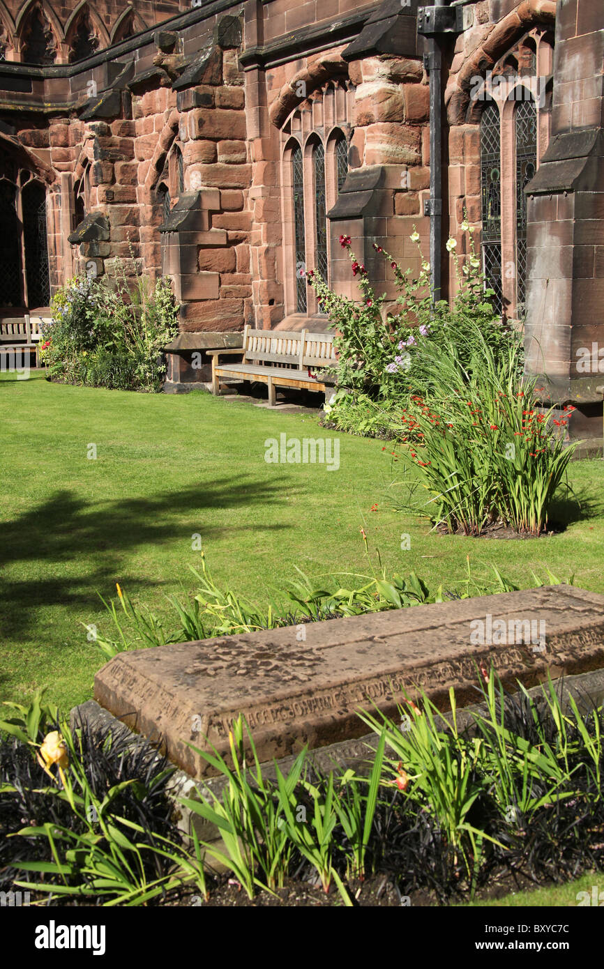 Von Chester, England. Sommer Blick auf Chester Cathedral Klostergarten. Stockfoto