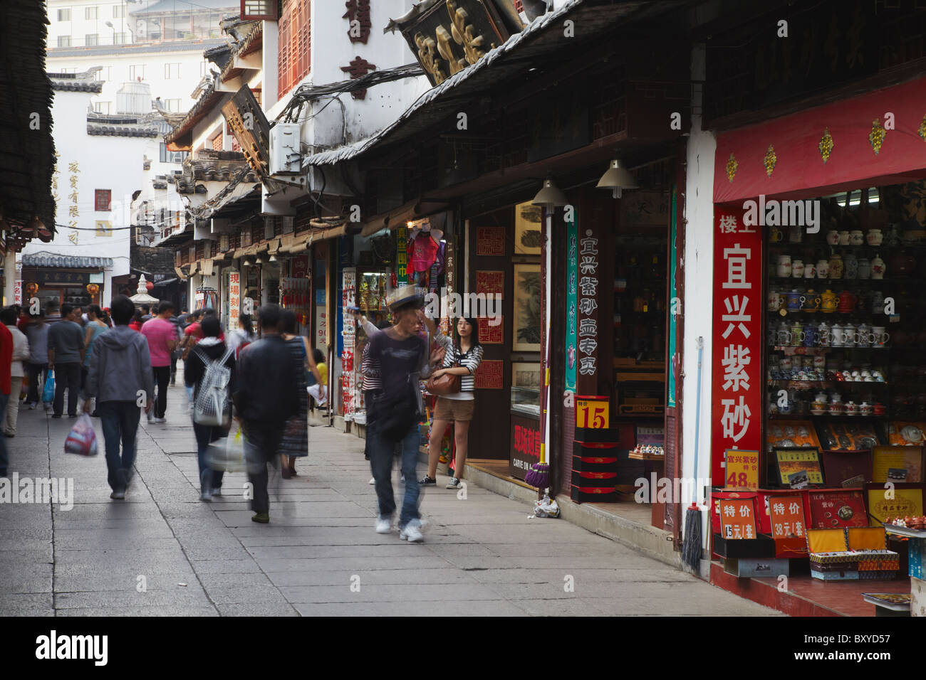Menschen zu Fuß vorbei an Andenken Stände, Fuzi Miao Bereich, Nanjing, Jiangsu, China Stockfoto
