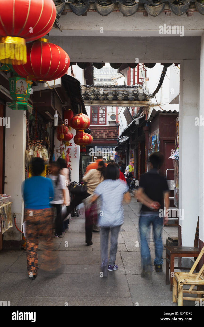 Menschen zu Fuß entlang der Gassen, Fuzi Miao Bereich, Nanjing, Jiangsu, China Stockfoto