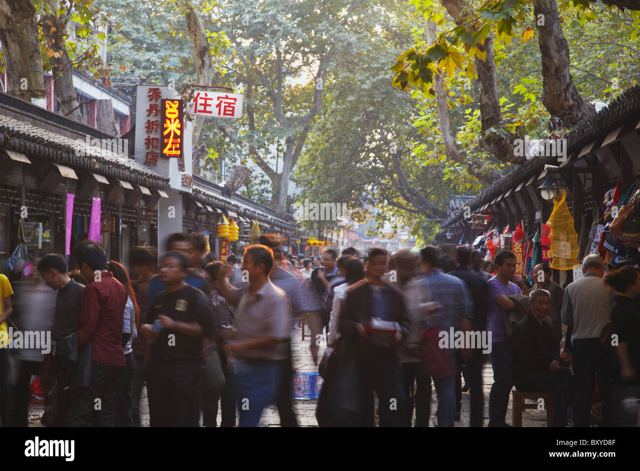 Menschen zu Fuß vorbei an Andenken Stände, Fuzi Miao Bereich, Nanjing, Jiangsu, China Stockfoto