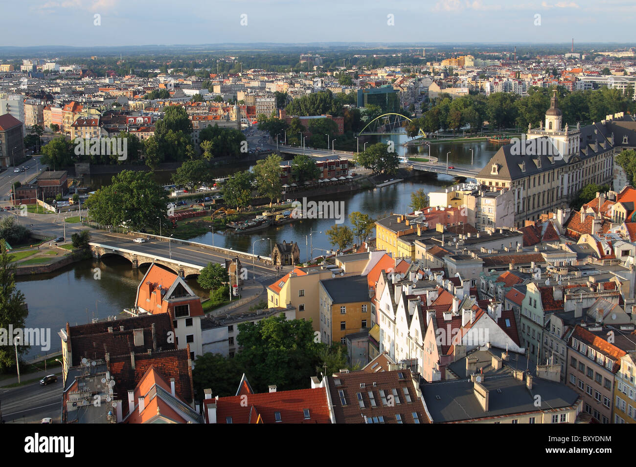 Odra River und Gebäude der Universität von der Aussichtsplattform des St. Elisabeth-Kirche zu sehen. Breslau, Niederschlesien, Polen. Stockfoto