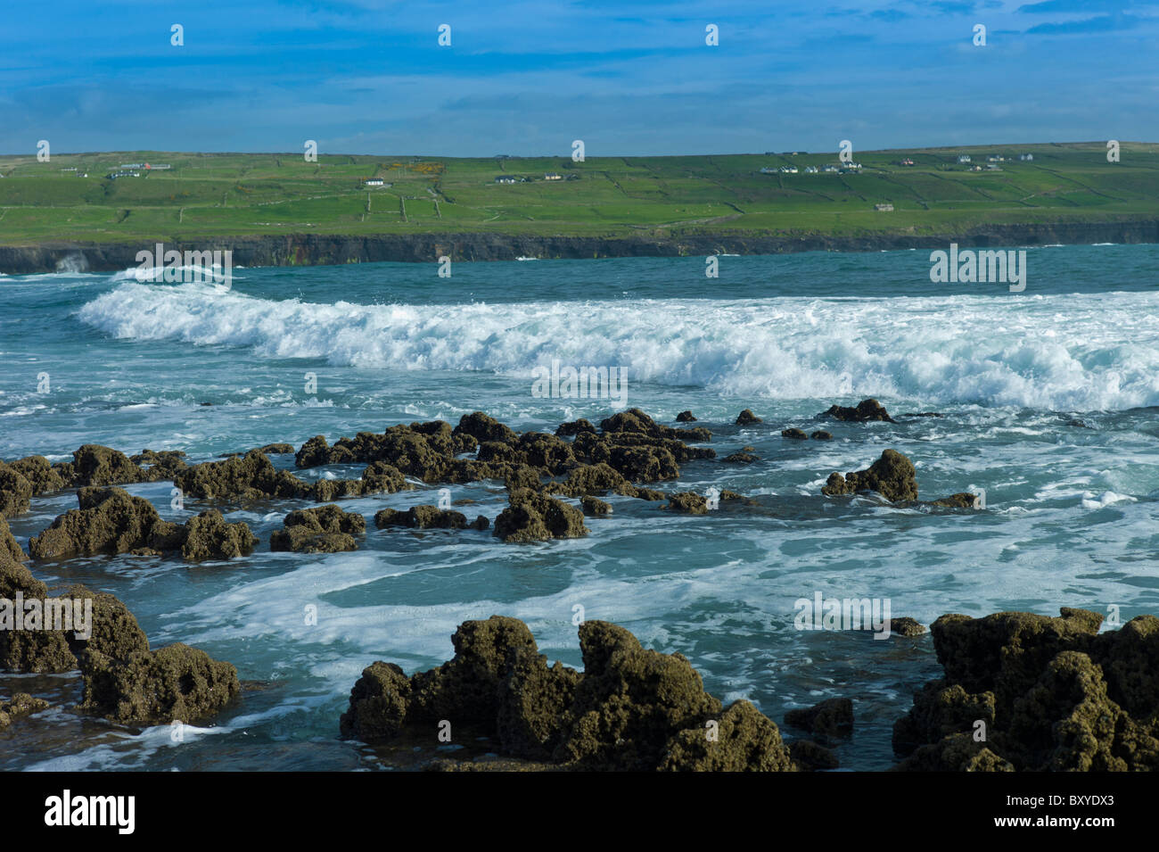 Weiße Pferde Wellen abseits der Küste von Doolin, County Clare, Westküste Irlands Stockfoto