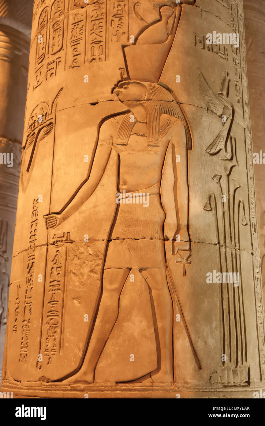 Kom Ombo Tempel bei Nacht, Ägypten - elegante schnitzen des Gottes Horus Stockfoto