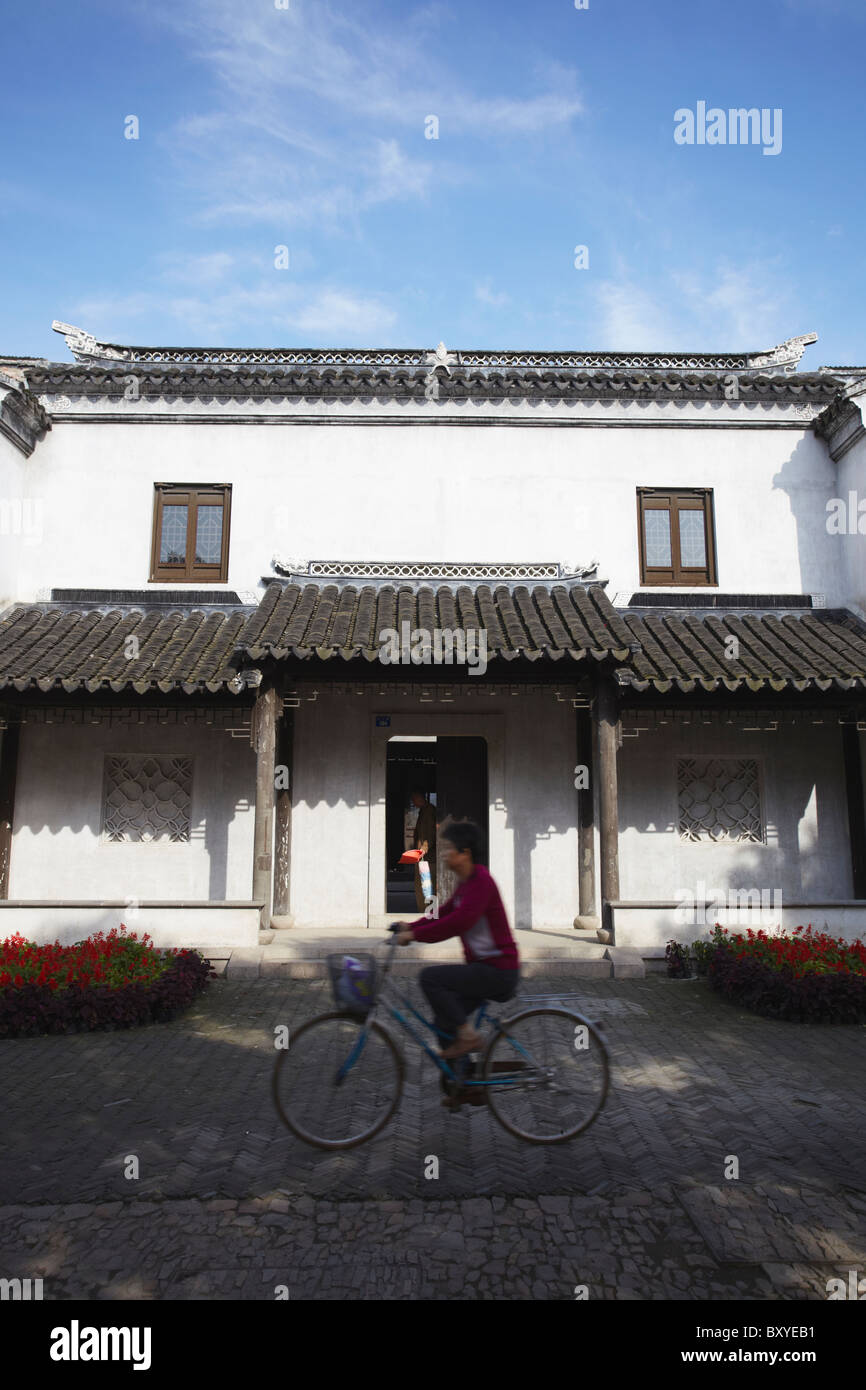 Frau Rad Vergangenheit renoviertes Haus auf Men Road, Suzhou, Jiangsu, China Stockfoto