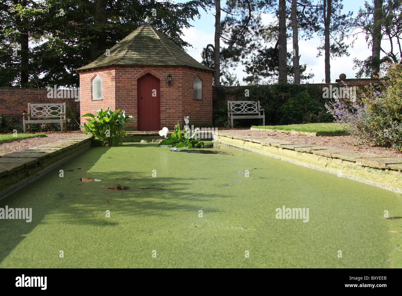 Abbeywood Garten, Cheshire. Malerischen herbstlicher Blick auf Kapelle Abbeywood Garten. Stockfoto
