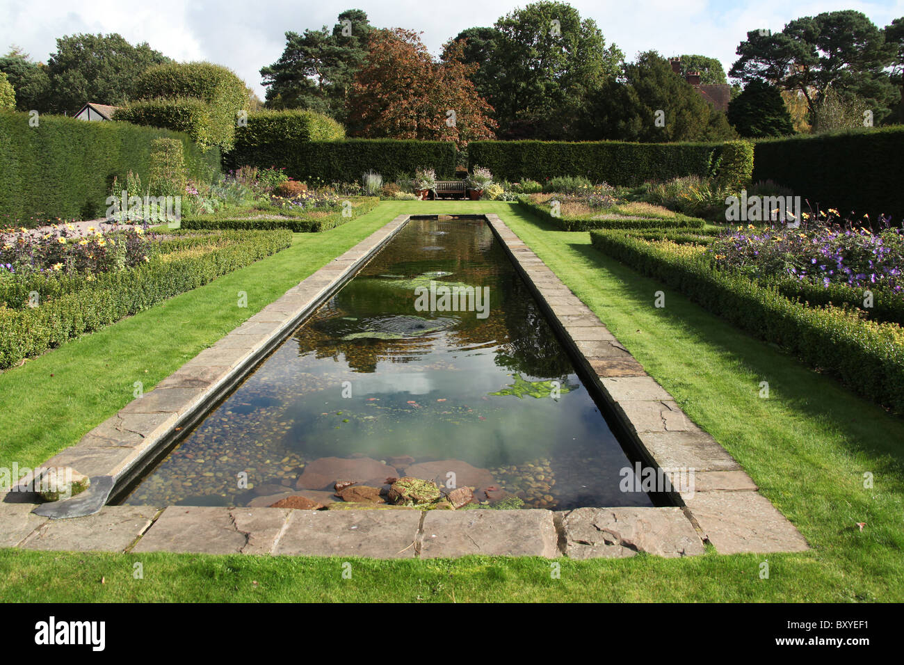 Abbeywood Garten, Cheshire. Malerische herbstliche Ansicht des Parterres innerhalb Abbeywood Garden Poolgarten. Stockfoto