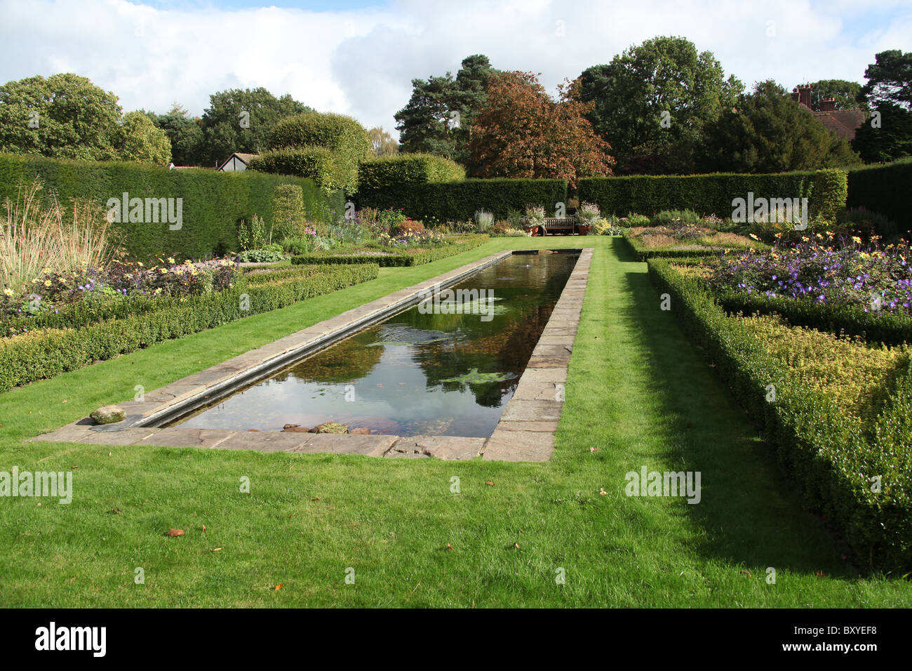 Abbeywood Garten, Cheshire. Malerische herbstliche Ansicht des Parterres innerhalb Abbeywood Garden Poolgarten. Stockfoto