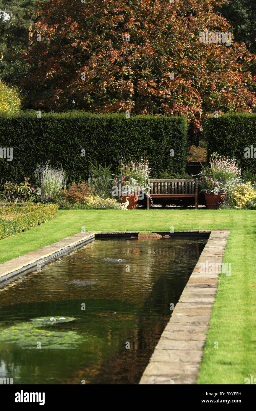 Abbeywood Garten, Cheshire. Malerische herbstliche Ansicht des Parterres innerhalb Abbeywood Garden Poolgarten. Stockfoto