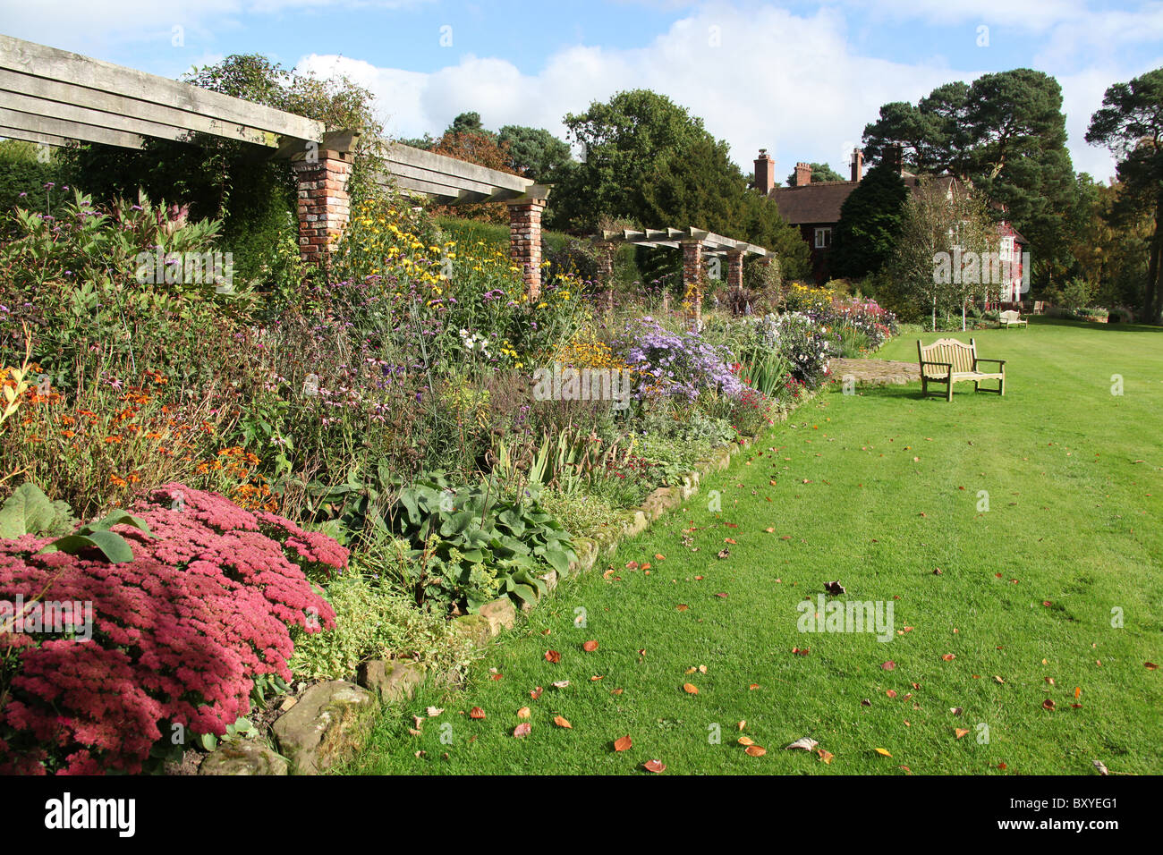 Abbeywood Garten, Cheshire. Malerische herbstliche Ansicht der krautige Grenze innerhalb des Gartens Abbeywood Pergola Fuß. Stockfoto