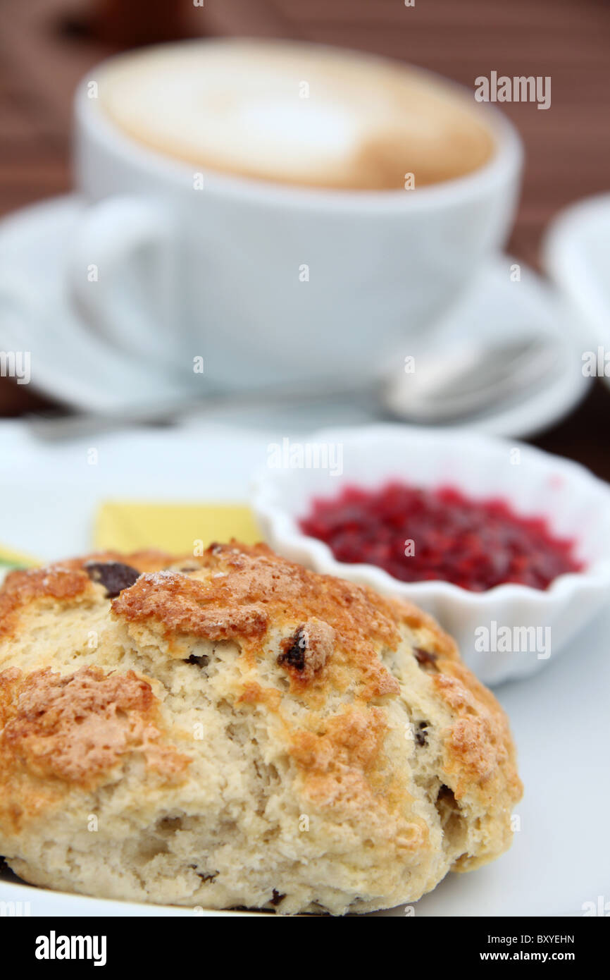 Abbeywood Garten, Cheshire. Nahaufnahme von Scone und Marmelade im Abbeywood Garten Café serviert wird. Stockfoto