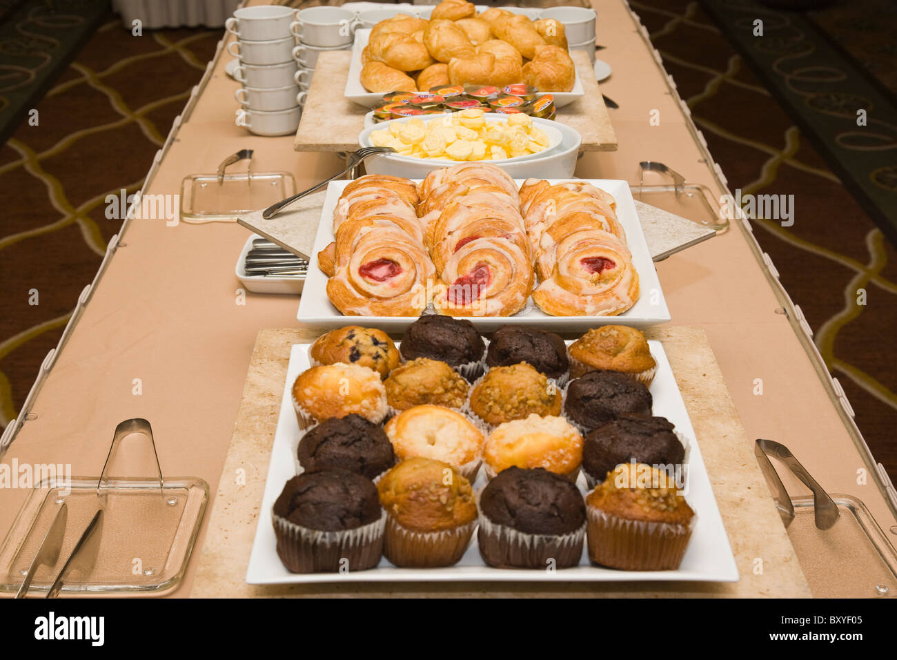 Buffet-Tisch mit Kuchen und muffins Stockfoto