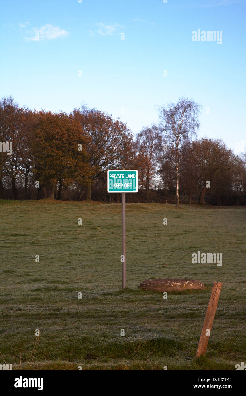 Privates Land Halten Sie das Warnschild auf Ackerland ab Stockfoto