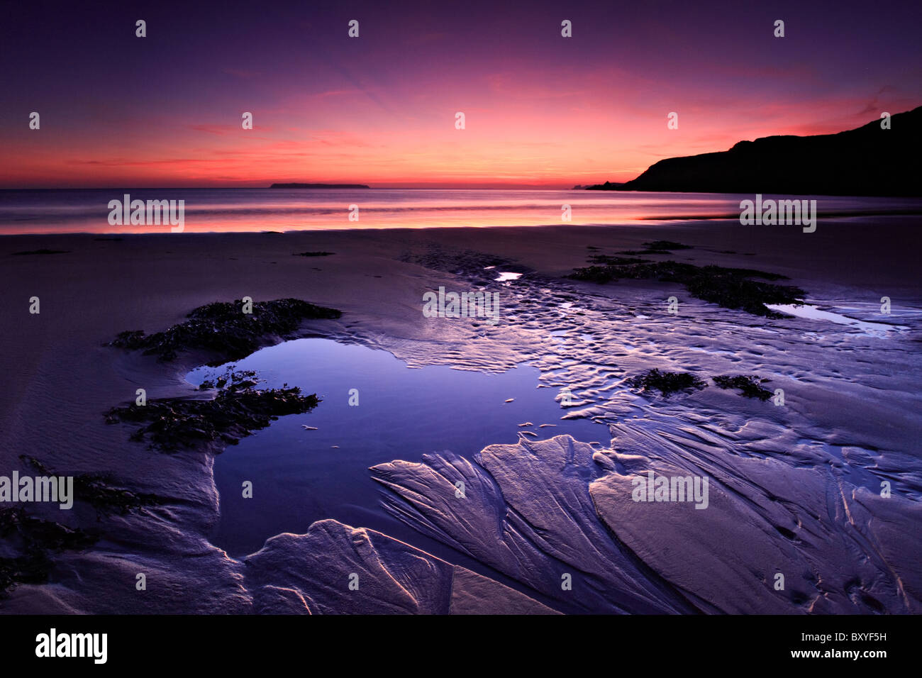 Westdale Bay bei Sonnenuntergang, Skokholm Insel im Abstand, Pembrokeshire, Wales, UK Stockfoto