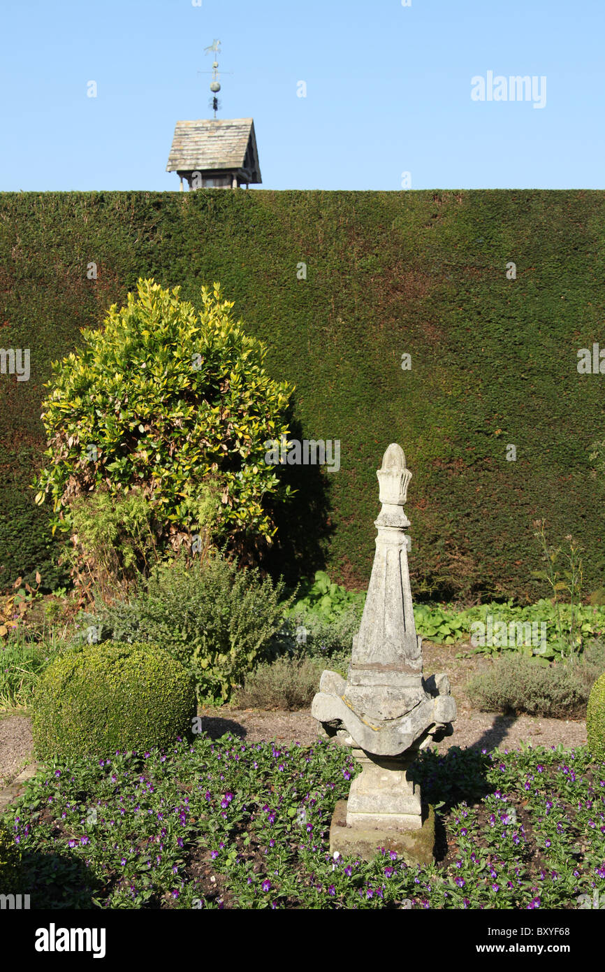 Arley Hall & Gärten, England. Frühen herbstlichen Blick auf Arley Hall Kräutergarten. Stockfoto