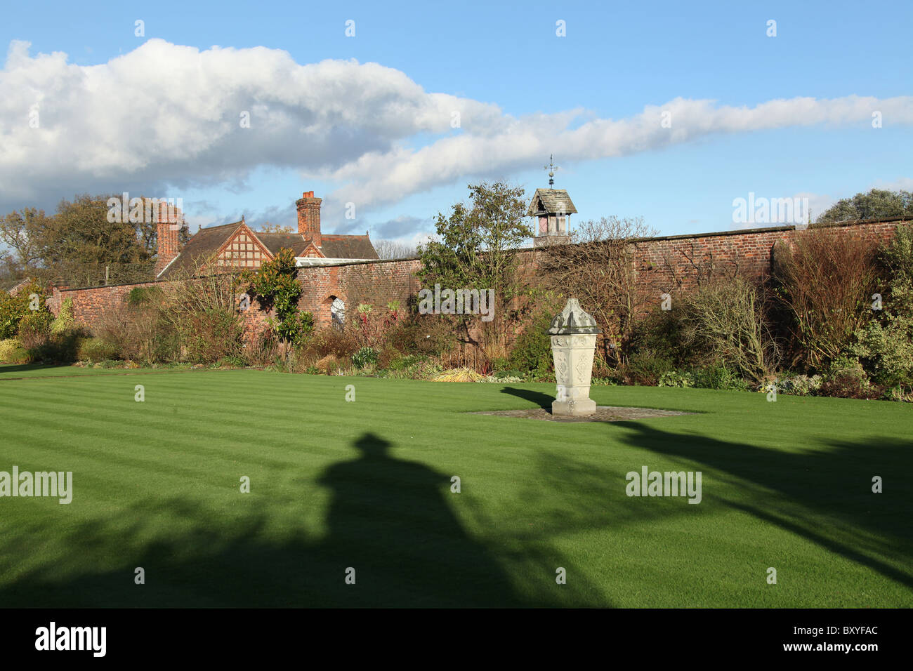 Arley Hall & Gärten, England. Herbstlicher Blick auf Arley Hall Walled Garden mit dem Uhrturm im Hintergrund. Stockfoto