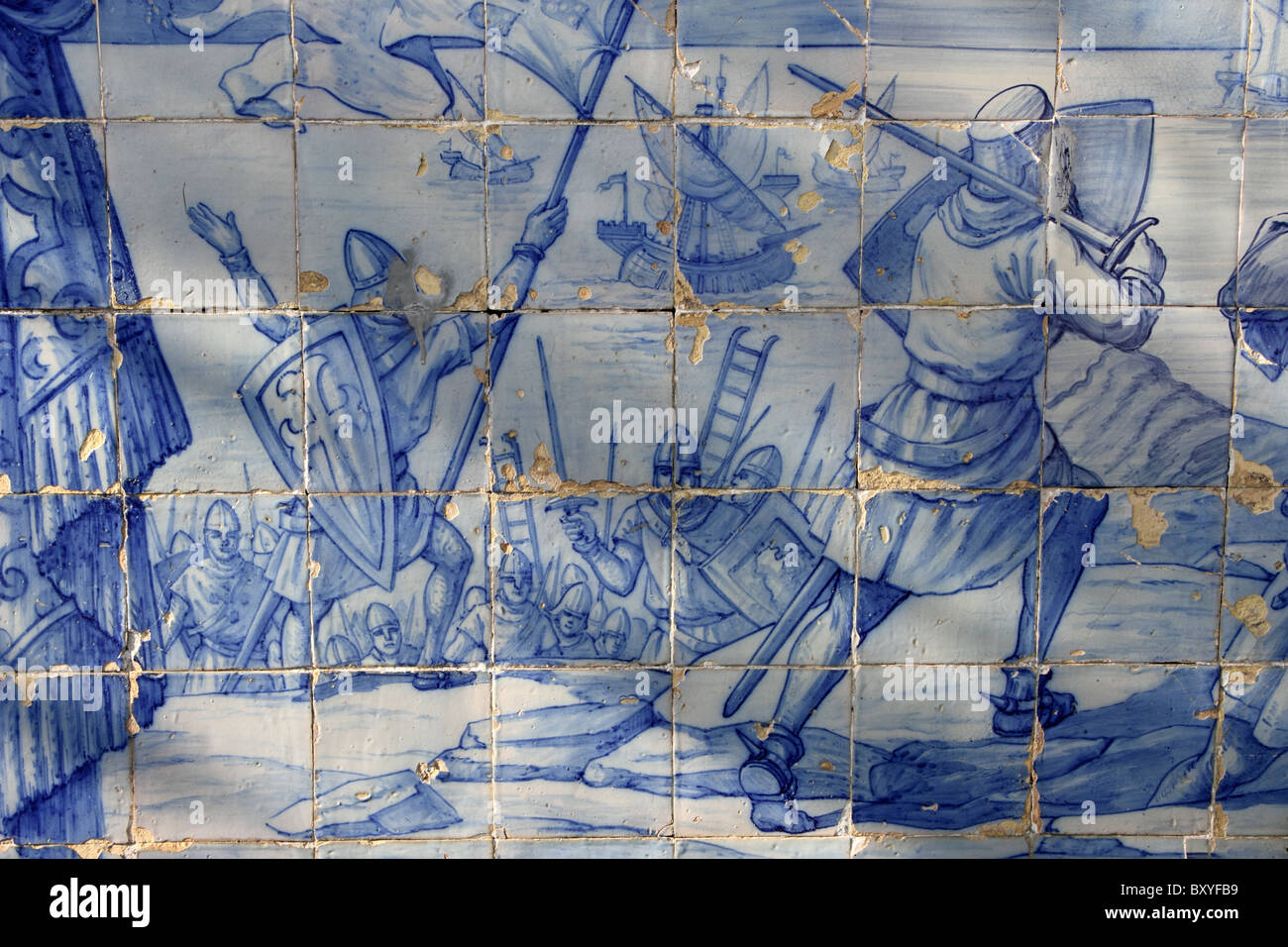 Fliesen-Panel zeigt christlichen Ritter Angriff auf das Castelo de Sao Jorge, Miradouro de Santa Luzia, Alfama, Lissabon, Portugal Stockfoto