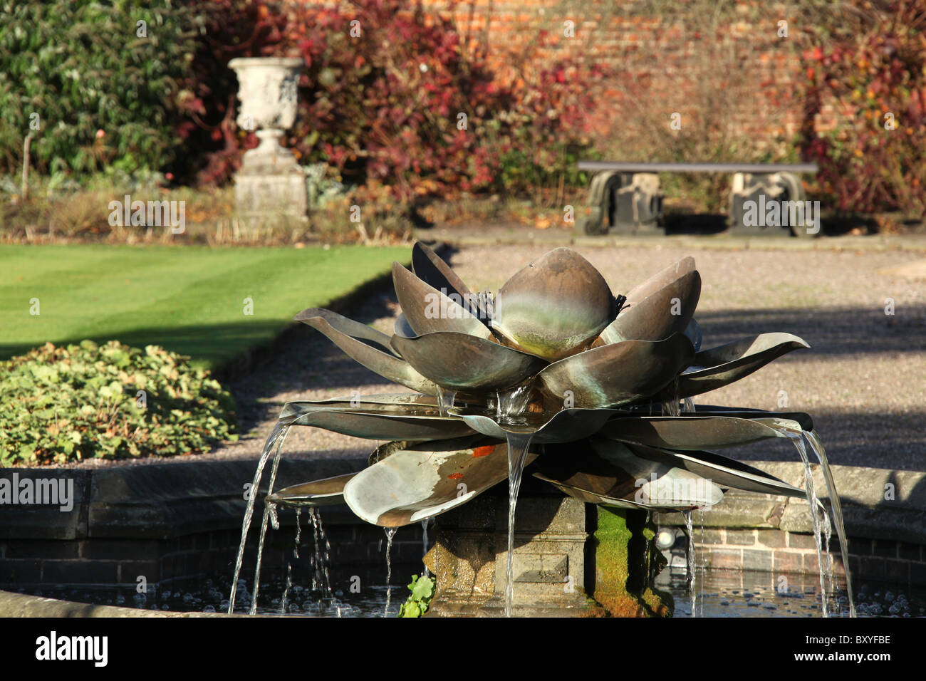 Arley Hall & Gärten, England. Herbstlicher Blick auf Arley Hall Walled Garden mit dem zentralen Teich-Funktion im Vordergrund. Stockfoto